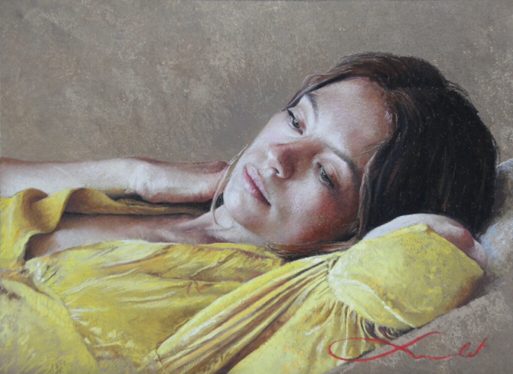 œuvre au pastel "Absolu", jeune femme allongée dans un peignoir jaune.